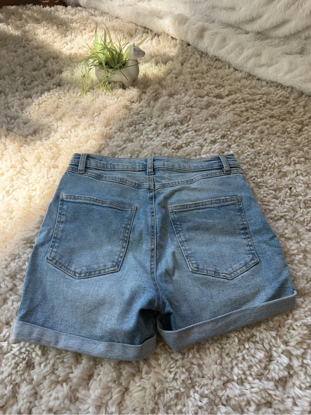 Ardene Super cute night wasted Light Wash Rolled Cuff Denim Shorts